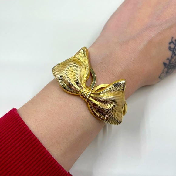 Jewelry - Vintage and Adorable Gold Ribbon Bow Bangle Bracelet